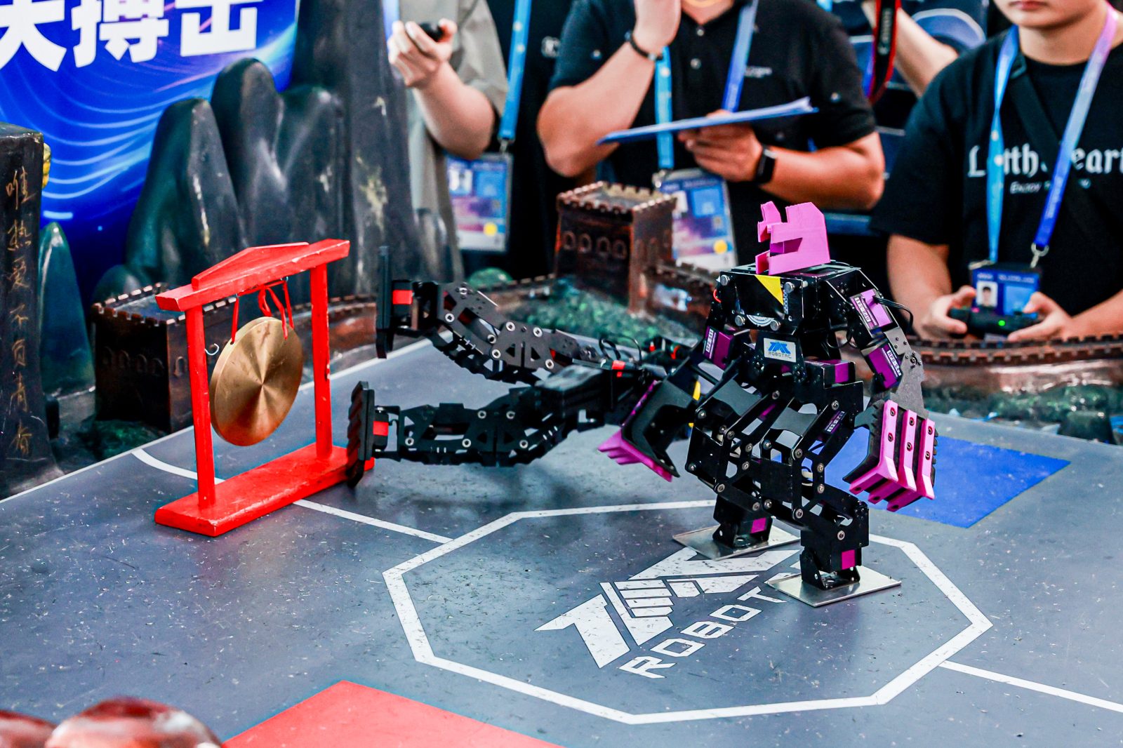 格斗机器人再展硬核实力，助力高校团队荣登冠军