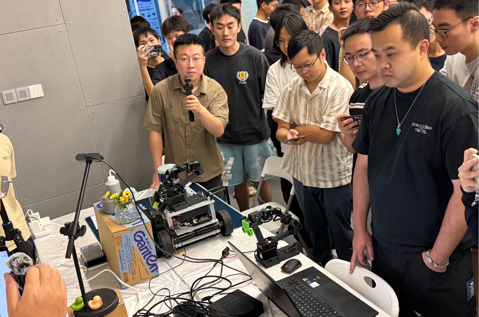 Fashionstar机械臂高精度表现闪耀具身智能黑客松