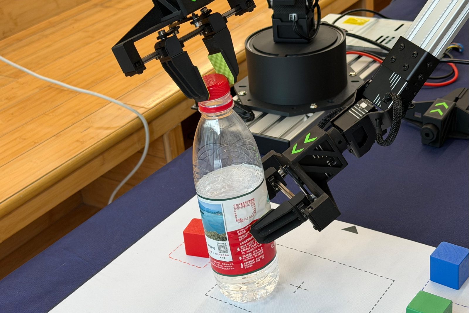 Fashionstar机械臂高精度表现闪耀具身智能黑客松